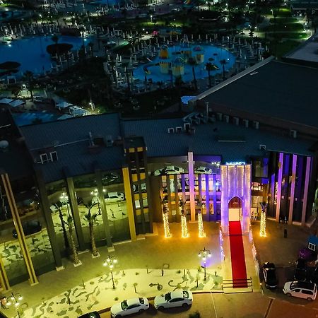 Waves Aqua Resort 케니트라 외부 사진 The Marina at night