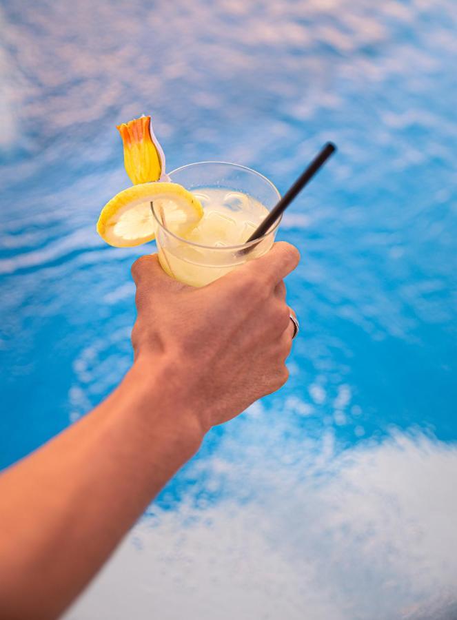 Waves Aqua Resort 케니트라 외부 사진 A lemon drop