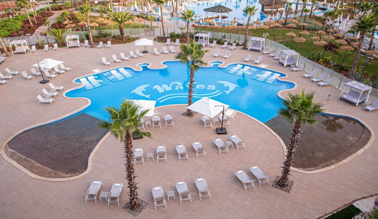 Waves Aqua Resort 케니트라 외부 사진 The swimming pool at the hotel