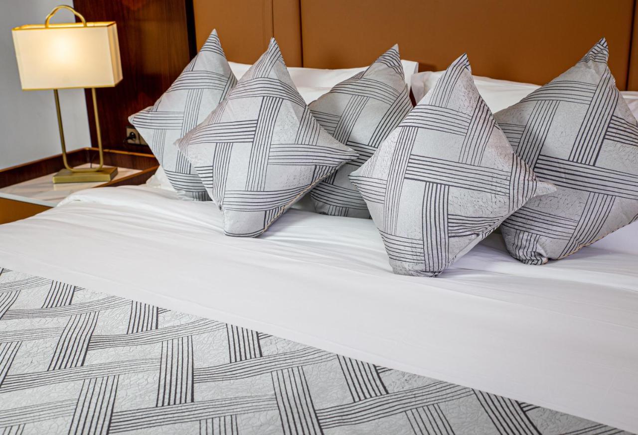 Waves Aqua Resort 케니트라 외부 사진 A bed with cushions