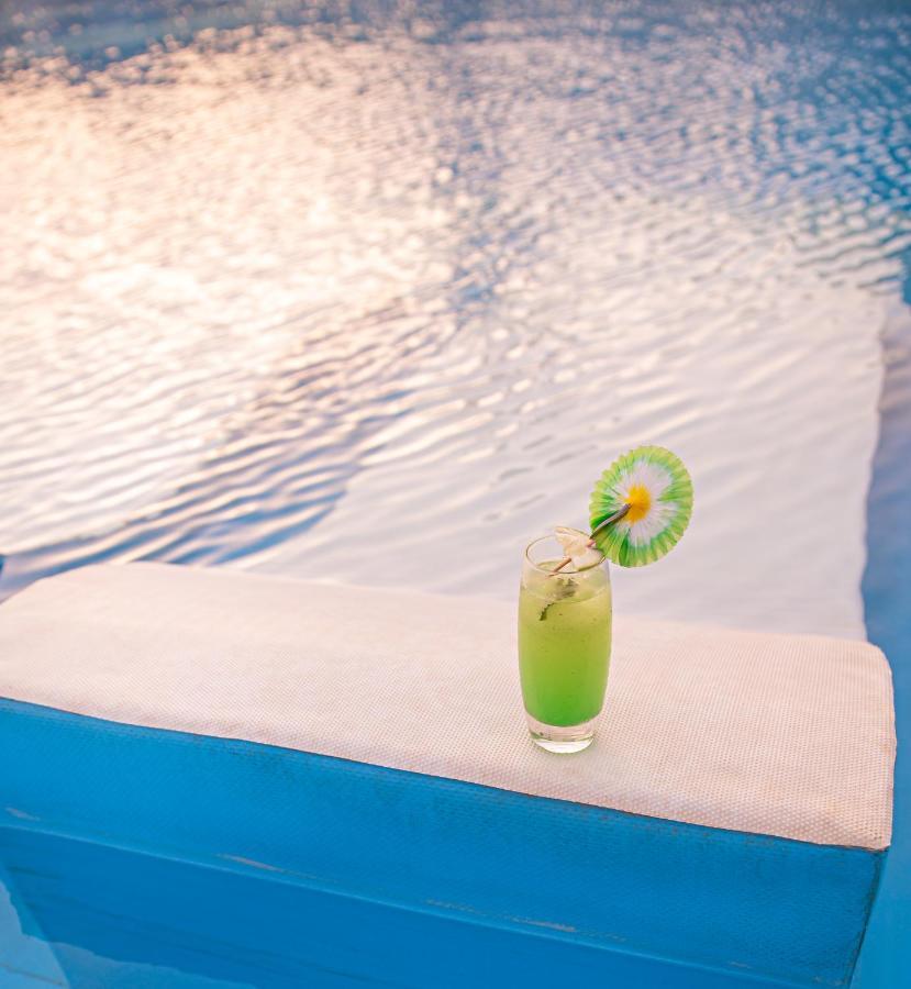 Waves Aqua Resort 케니트라 외부 사진 A Blue Hawaii cocktail