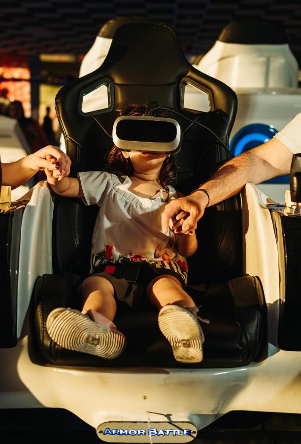 Waves Aqua Resort 케니트라 외부 사진 A child wearing a 3D glasses