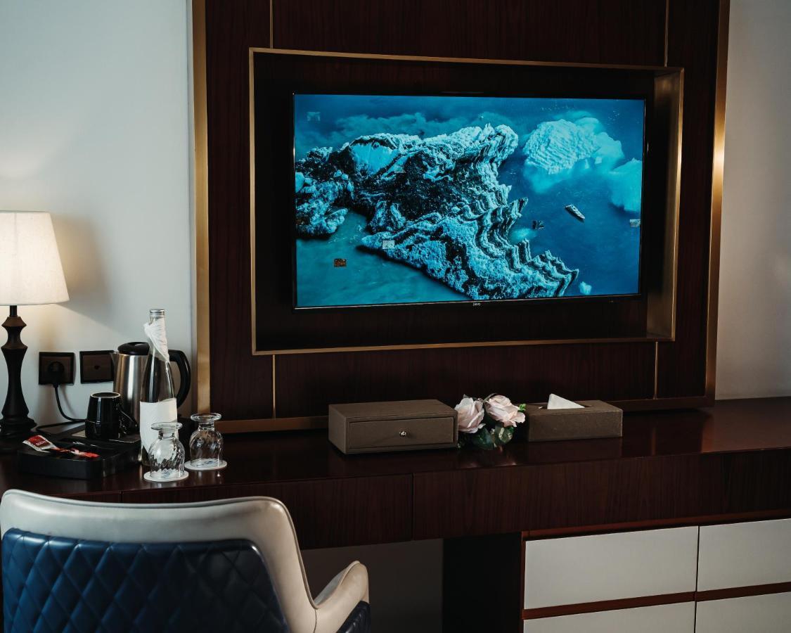 Waves Aqua Resort 케니트라 외부 사진 A television in a hotel room
