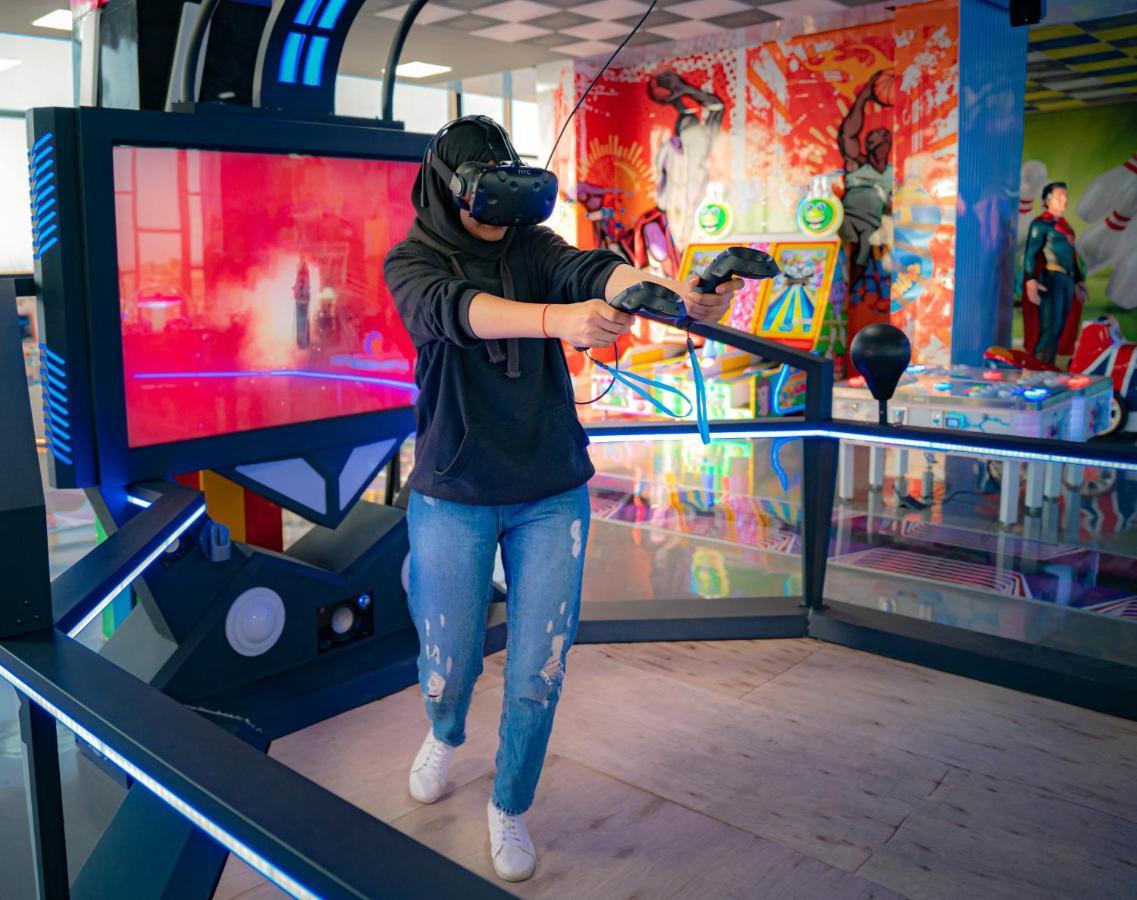 Waves Aqua Resort 케니트라 외부 사진 A visitor uses a virtual reality headset at the museum.