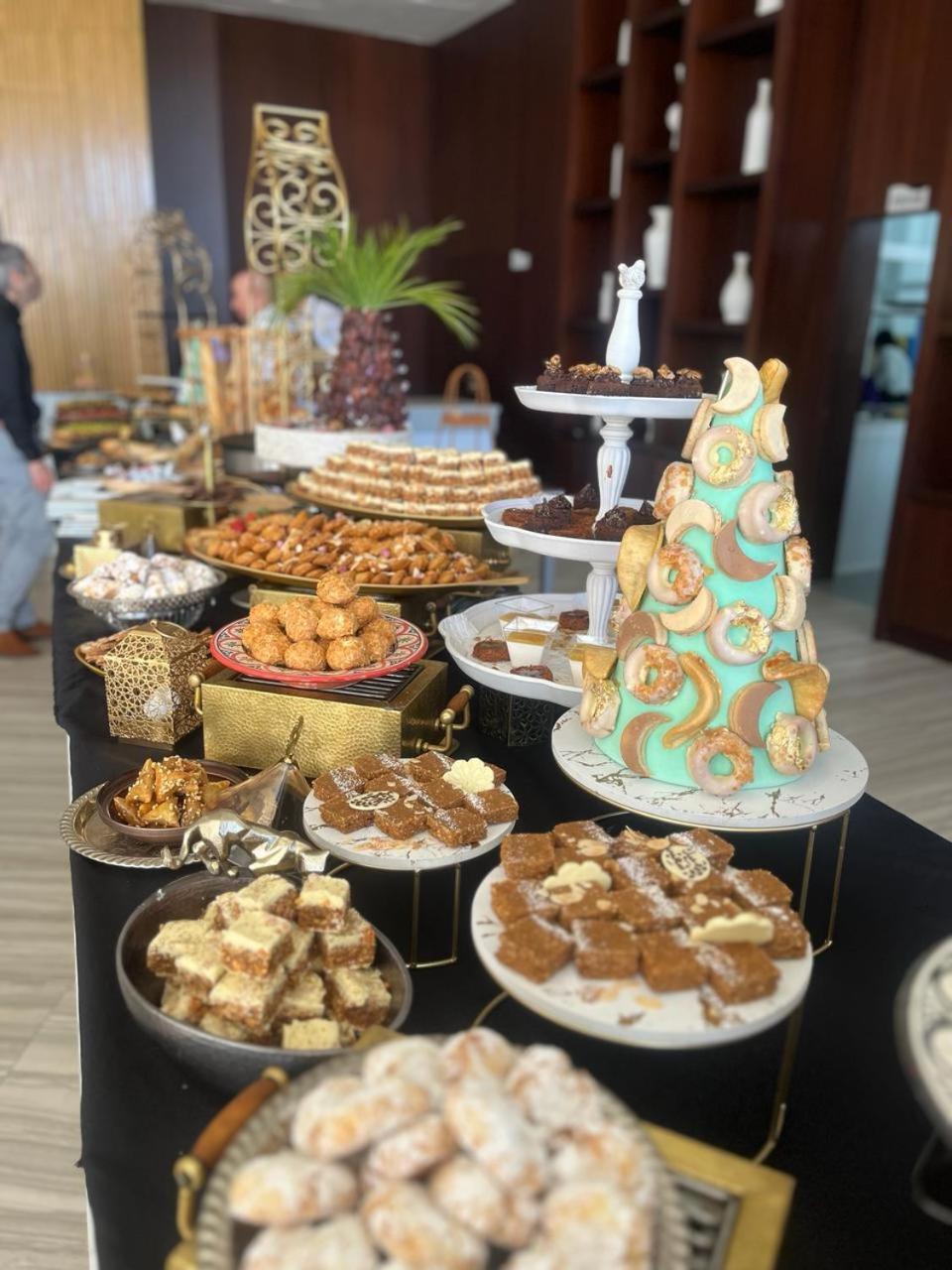 Waves Aqua Resort 케니트라 외부 사진 A selection of Moroccan sweets