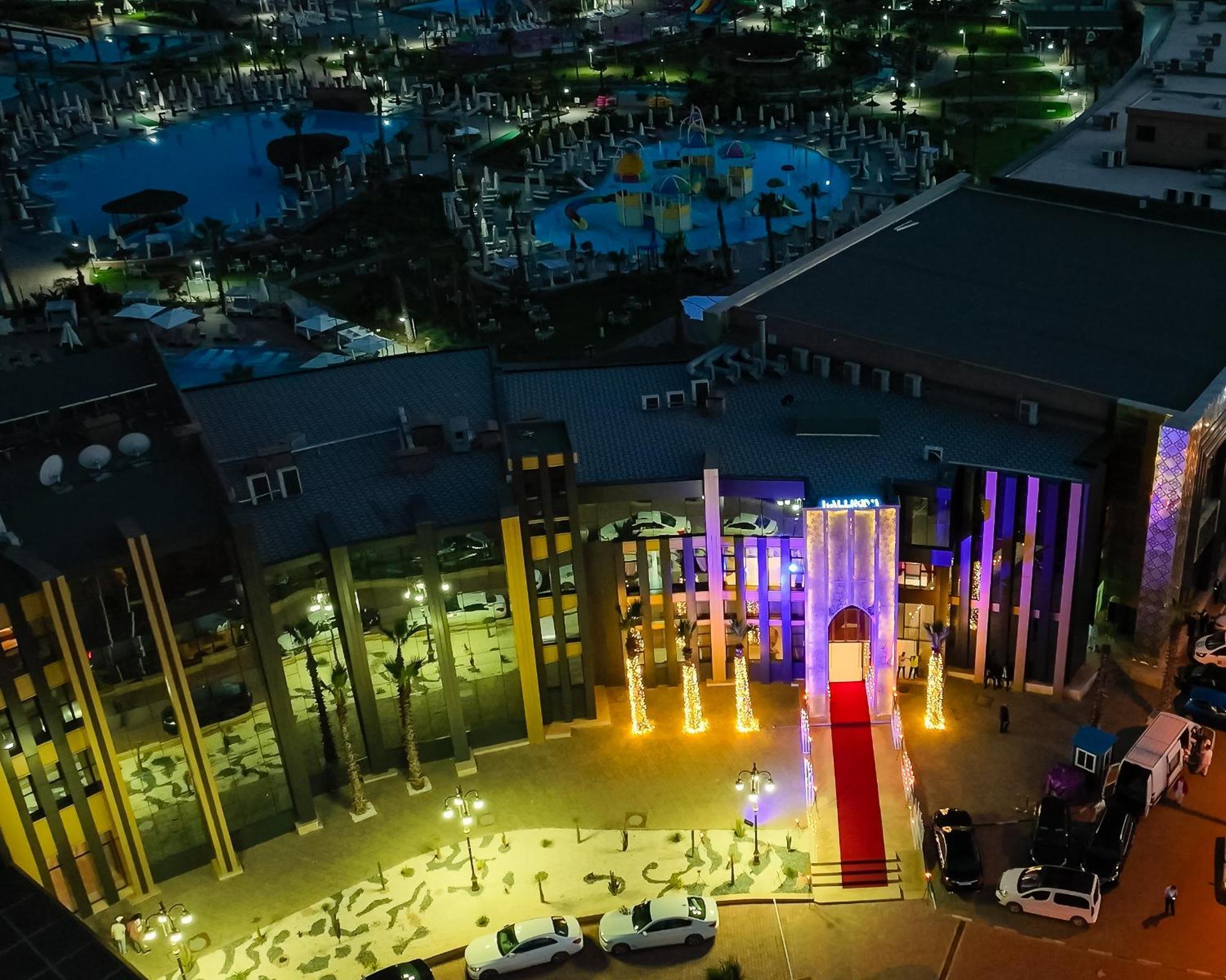 Waves Aqua Resort 케니트라 외부 사진 The Marina at night