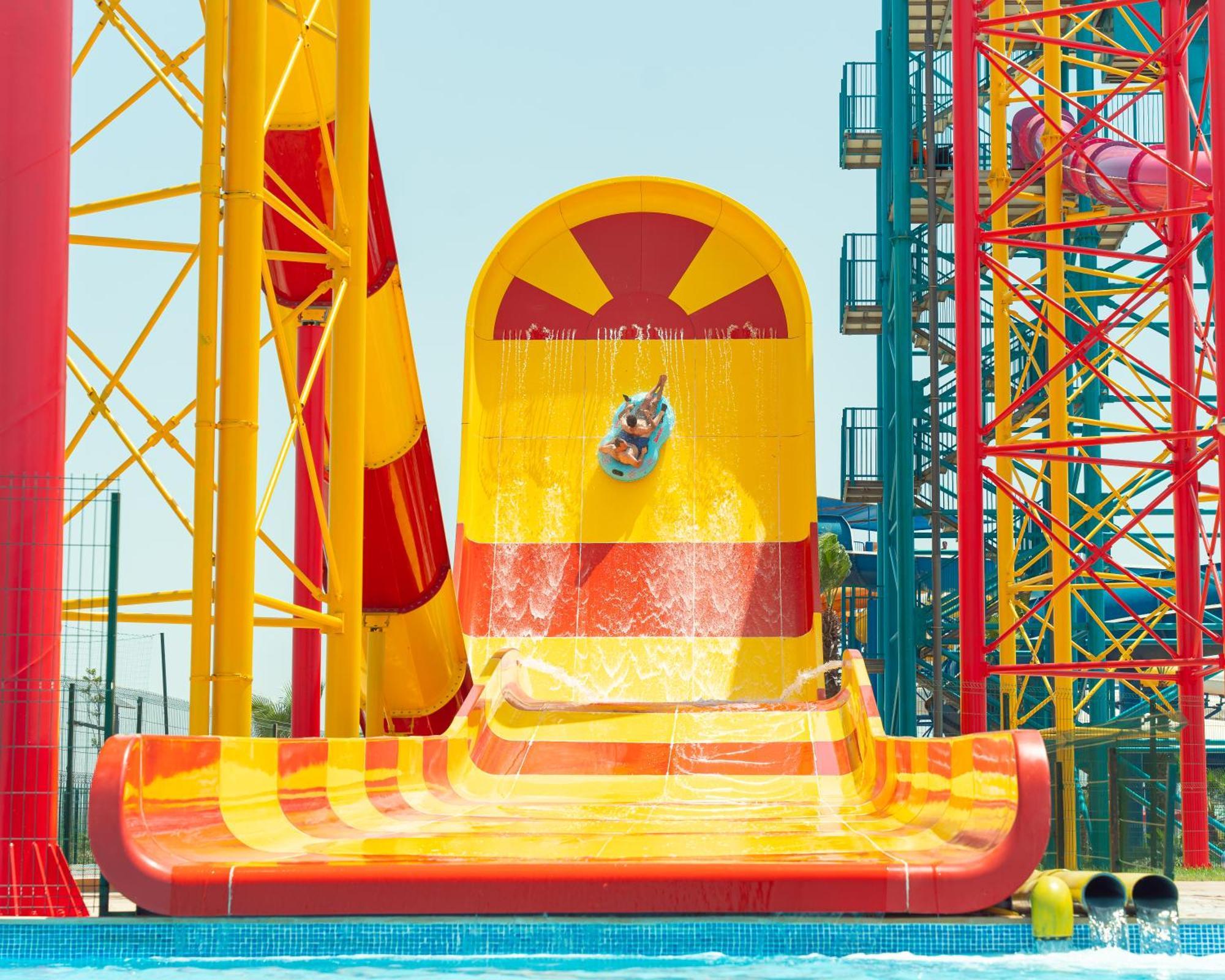 Waves Aqua Resort 케니트라 외부 사진 The "Big Yellow Box"
